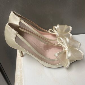 Kate Spade  Pointed Cream Bow Heels size 6 1/2B made in Italy pre owned $398 APR